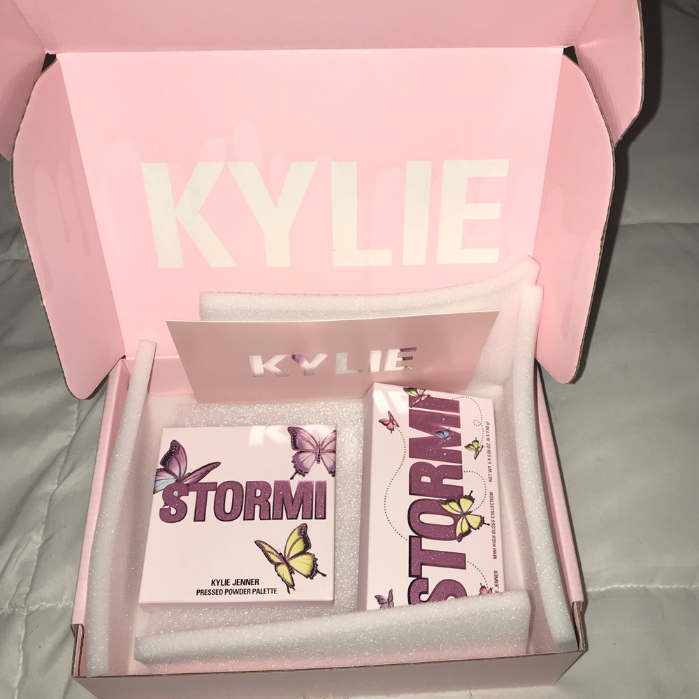 SOLD Stormi mini shadow palette and high gloss set